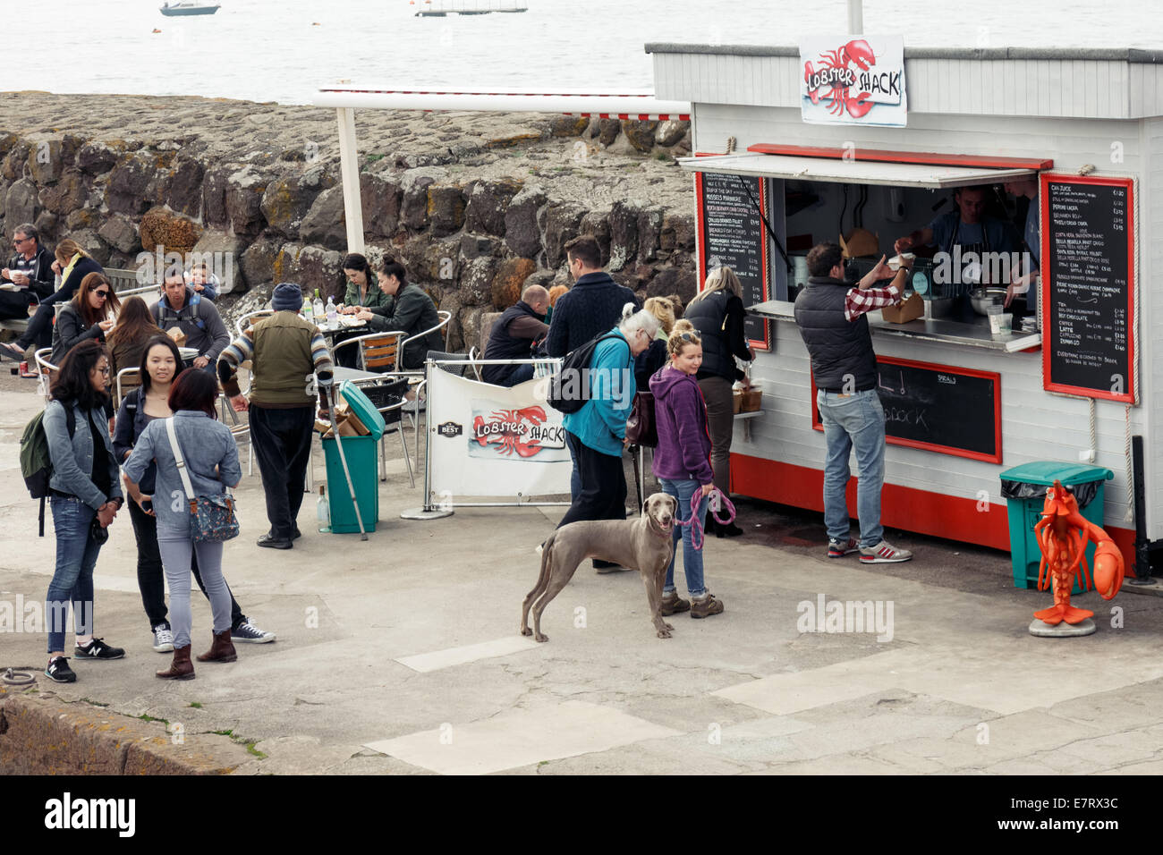 Choza de langosta puesto de comida de mar en North Berwick harbour Foto de stock