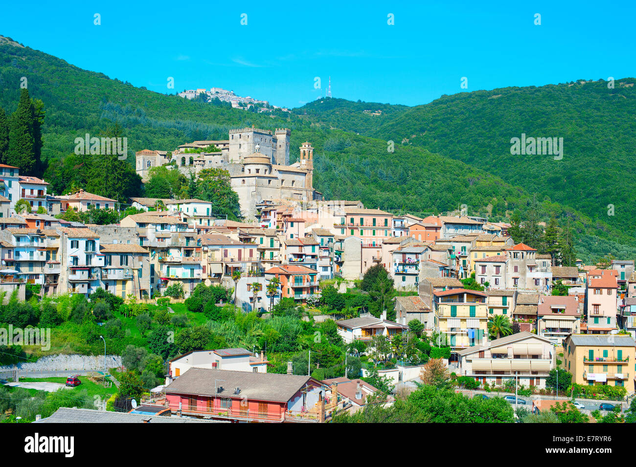 Vista de una ciudad italiana tradicional en las montañas. Italia Foto de stock