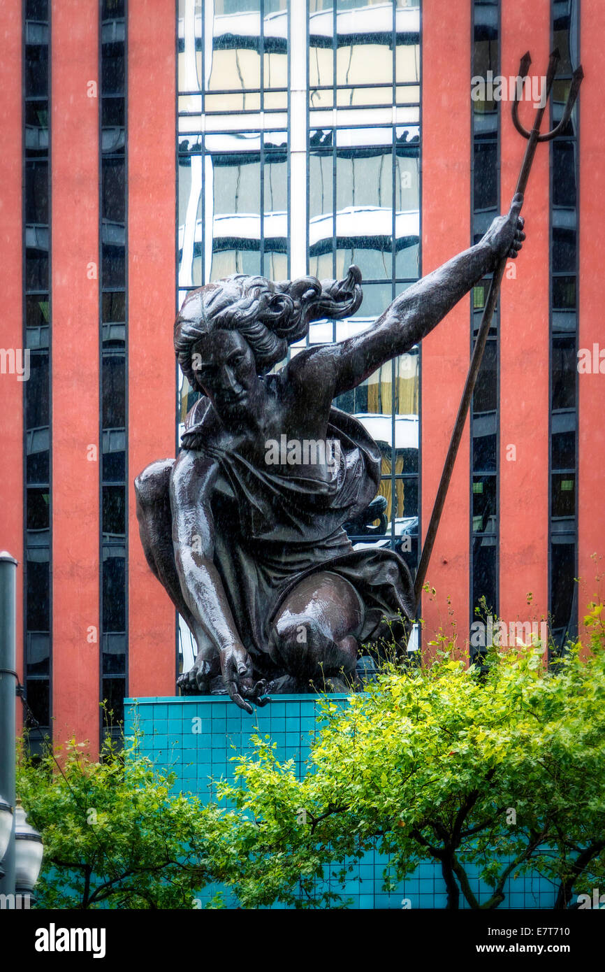 Portlandia estatua desde abajo en Portland, Oregón Foto de stock