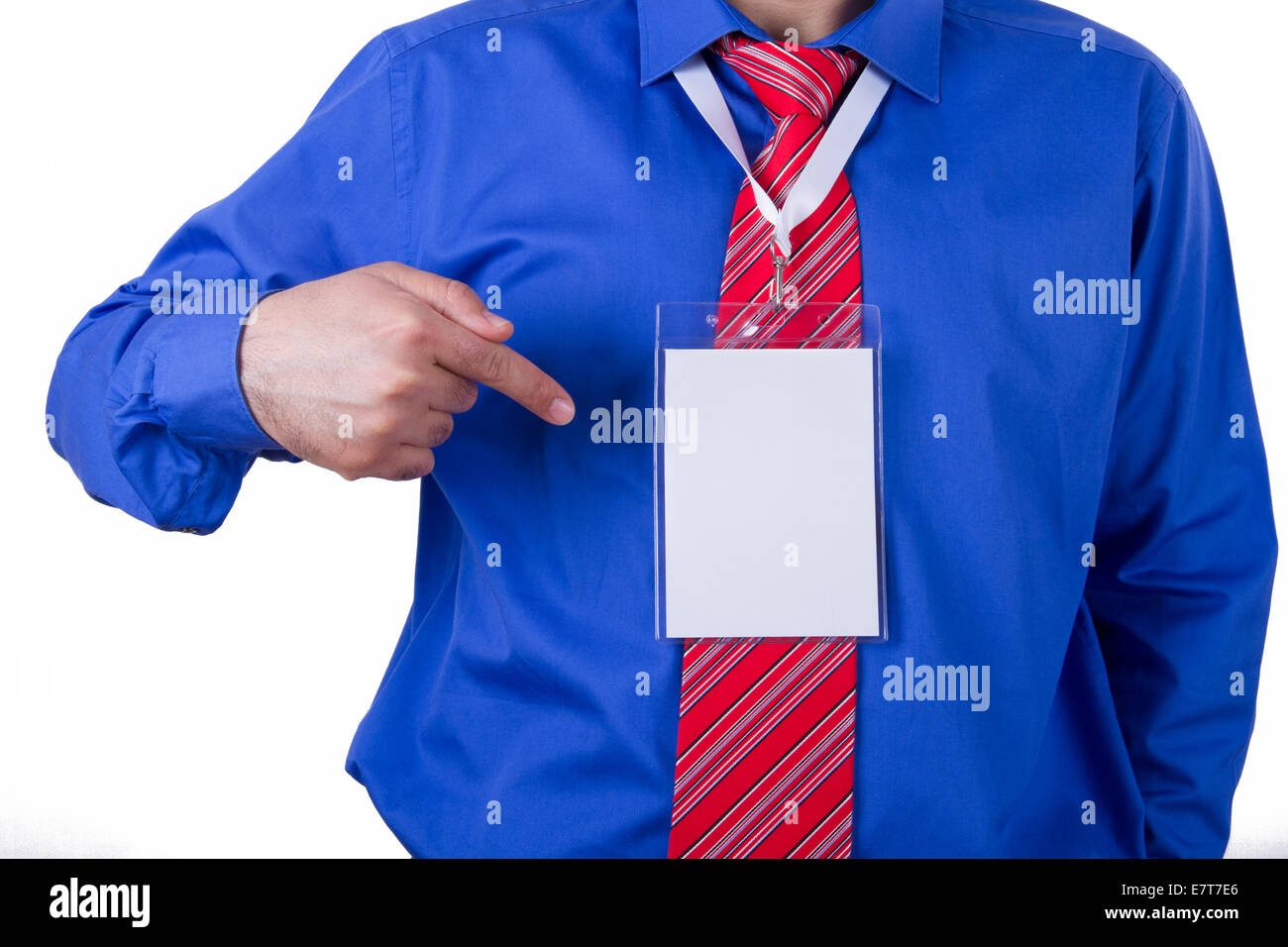 Empresario con corbata roja y camisa azul que muestra en blanco, vacía,  nombre de etiqueta blanca con su dedo índice, aislado sobre fondo blanco  Fotografía de stock - Alamy