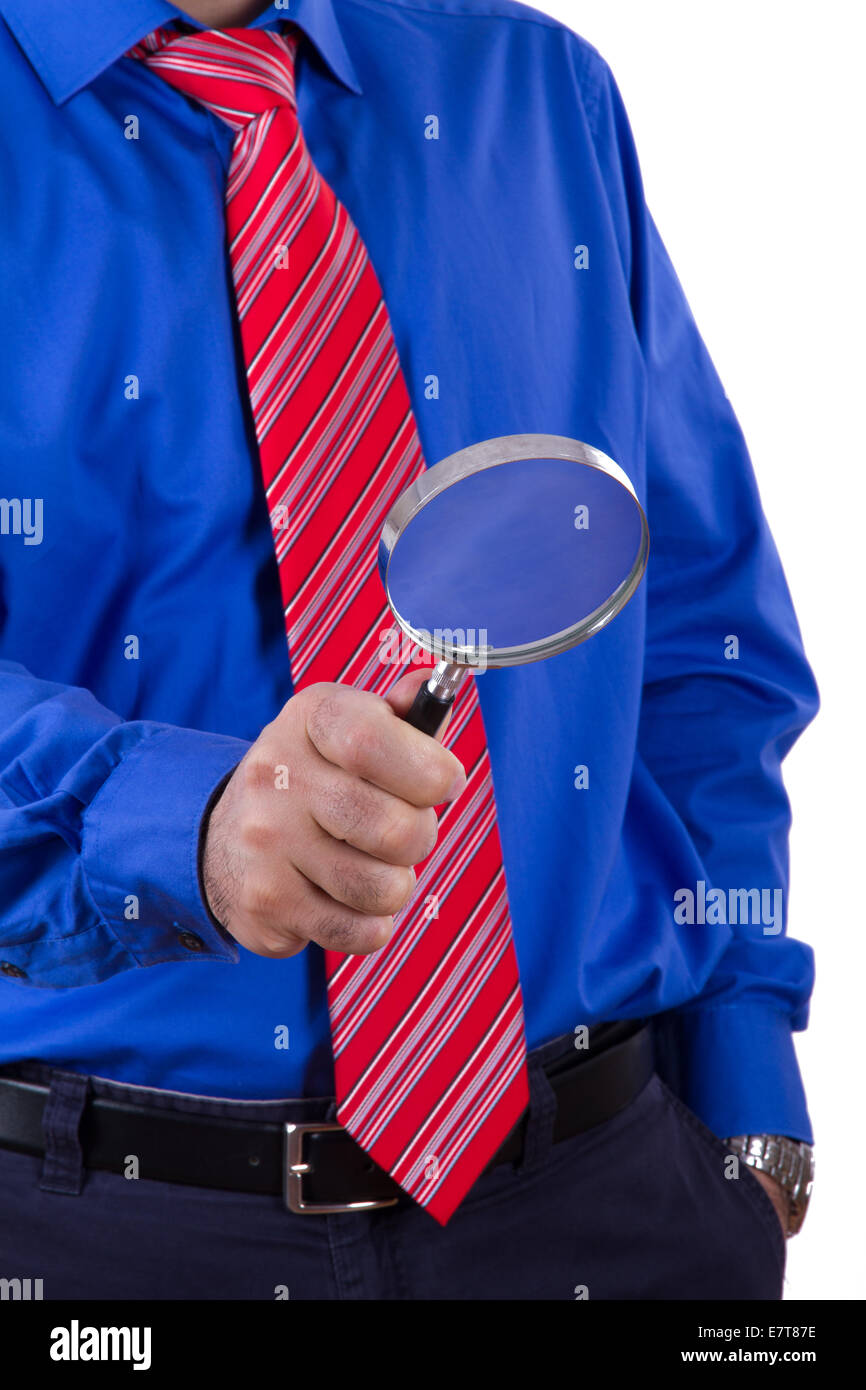 Empresario con corbata roja y camisa azul la celebración de lupa y  examinar, aislado sobre fondo blanco Fotografía de stock - Alamy