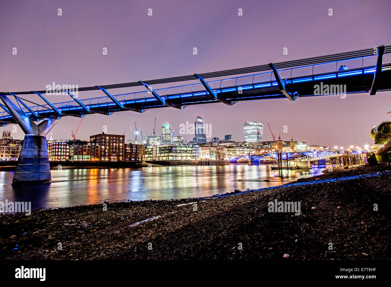 En la noche del Puente del milenio, Londres, Gran Bretaña. Foto de stock