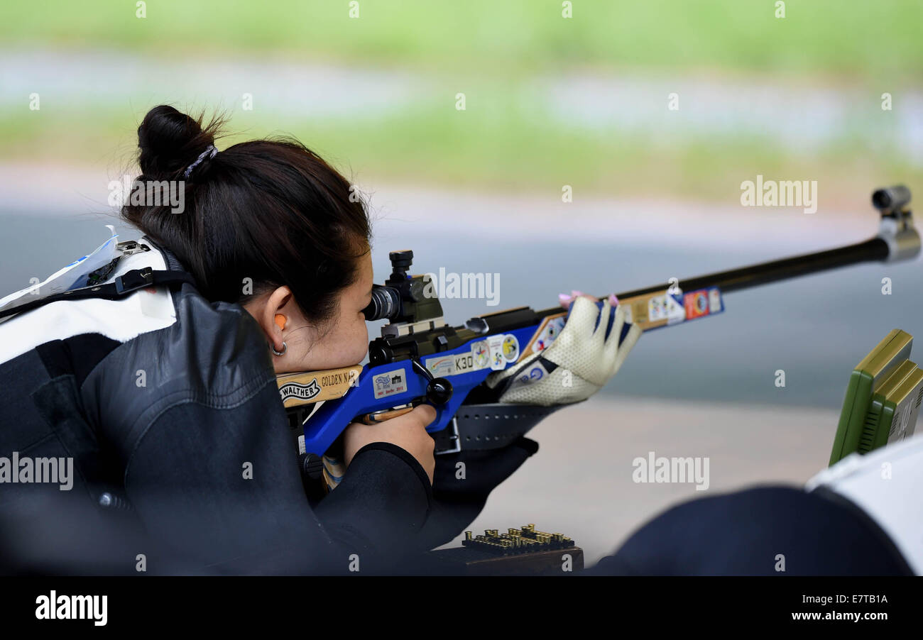 Incheon, Corea del Sur. 24 Sep, 2014. Chuluunbadrakh Narantuya de Mongolia objetivos durante el 50m rifle de mujeres expuestas al final de la 17ª Juegos Asiáticos en Incheon, Corea del Sur, 24 de septiembre de 2014. Chuluunbadrakh Narantuya ganó la medalla de oro con 624.1 puntos. Crédito: Lin Yiguang/Xinhua/Alamy Live News Foto de stock