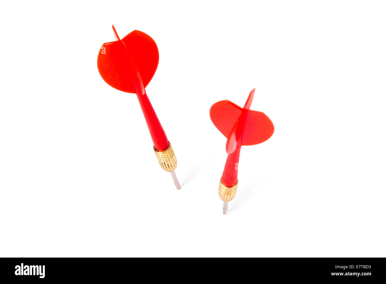 Flechas de plástico rojo, DART, aislado sobre fondo blanco. Foto de stock