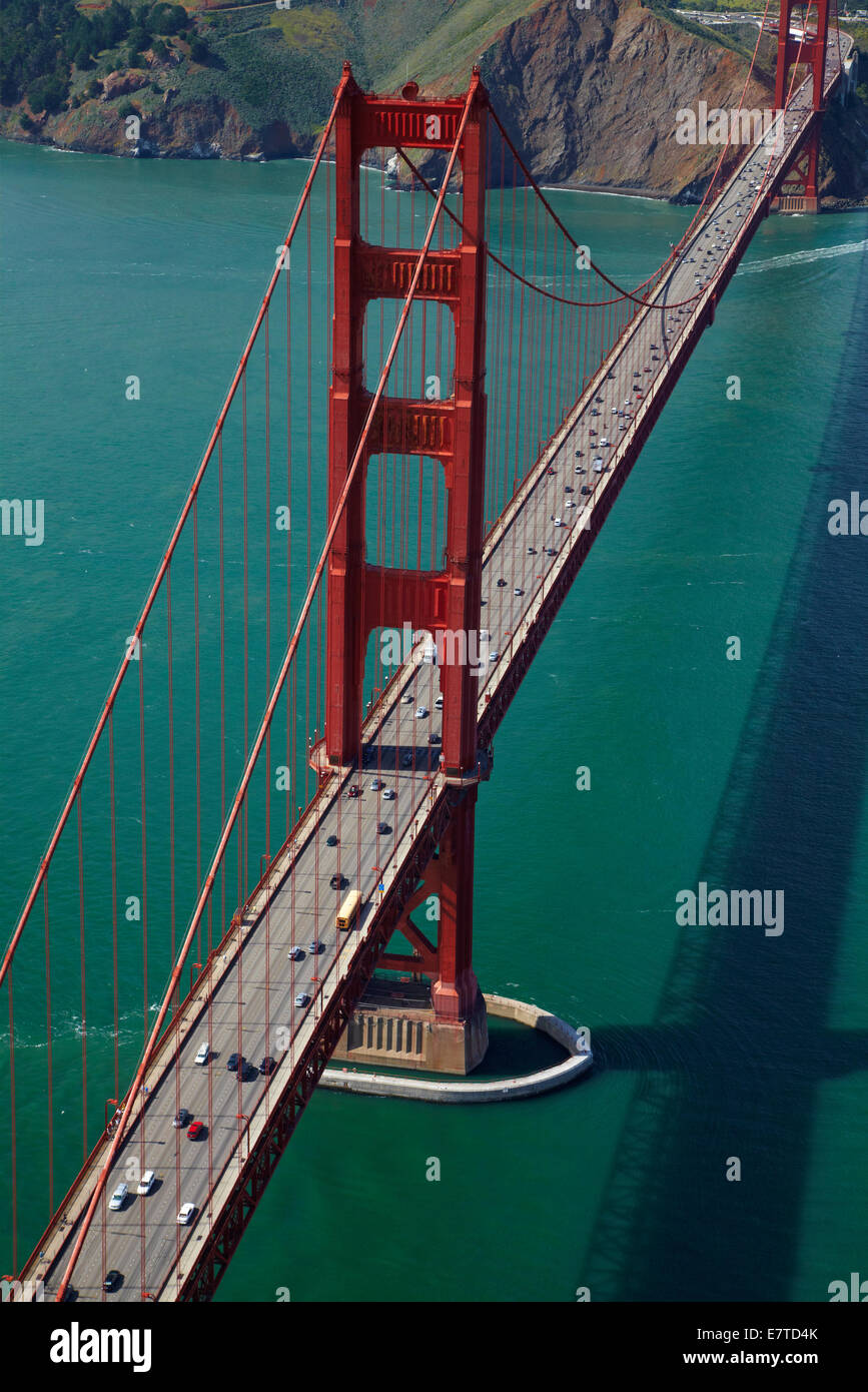 Puente Golden Gate, y Marin, Bahía de San Francisco, San Francisco, California, EEUU - antena Foto de stock