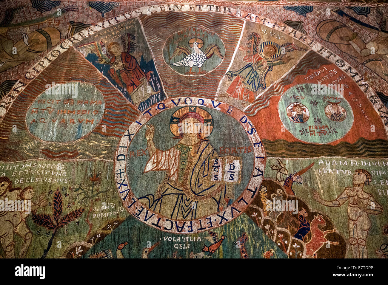 Tapis de la creació, el Tapiz de la creación o Girona Tapestry, siglo XI, Cristo Pantocrátor en el centro, la catedral de Girona, Foto de stock