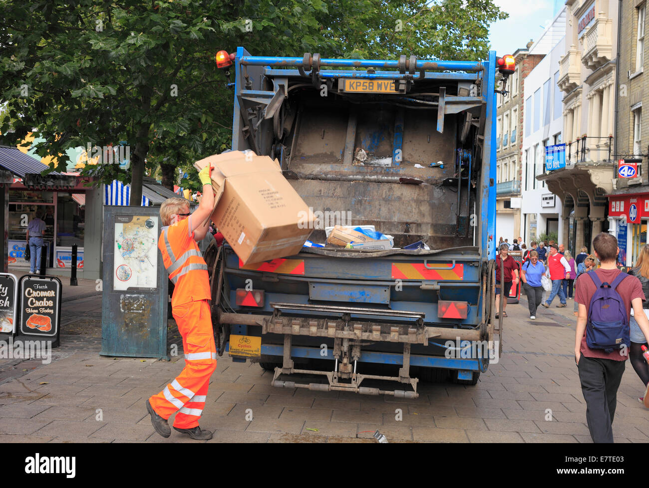 Viridor denegar el camión recoger el reciclaje de residuos en el centro de la ciudad de Norwich. Foto de stock