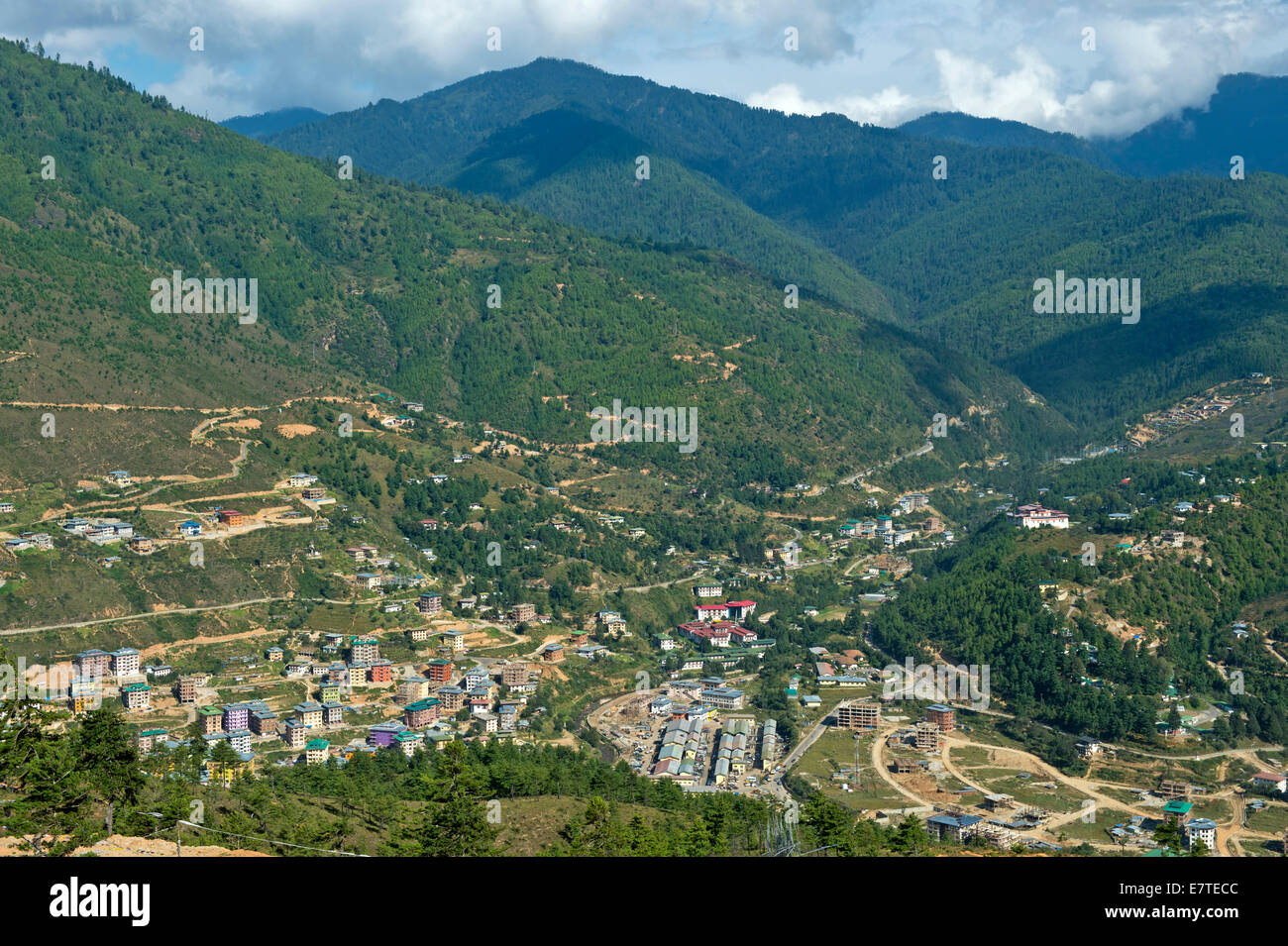 Construcción de un nuevo barrio residencial en las afueras de Thimphu como resultado de la rápida urbanización, Thimphu, Bután Foto de stock