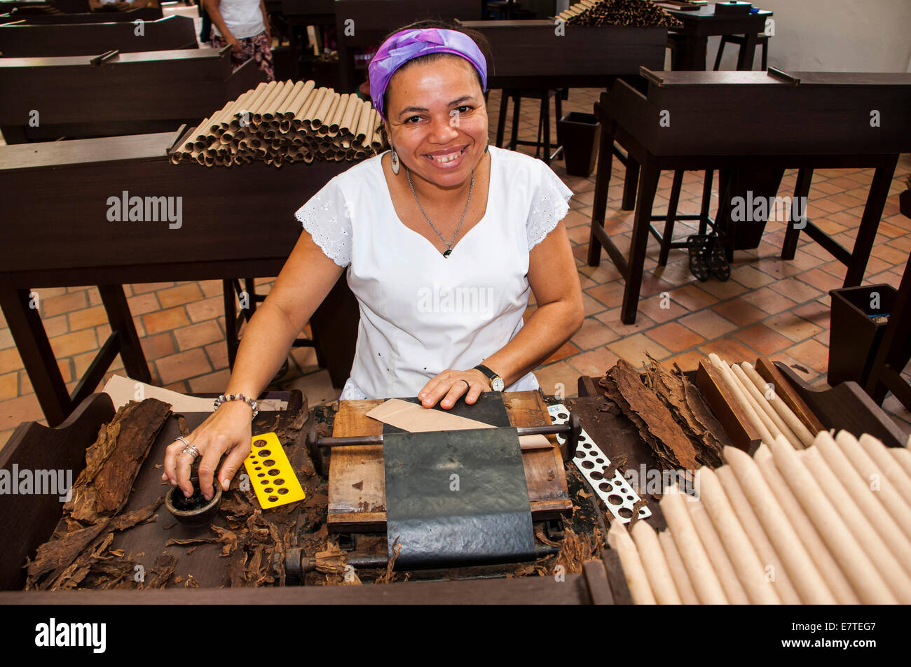 Mujer de rodadura en los cigarros Dannemann Cigar Company, Cachoeira, Bahia, Brasil Foto de stock