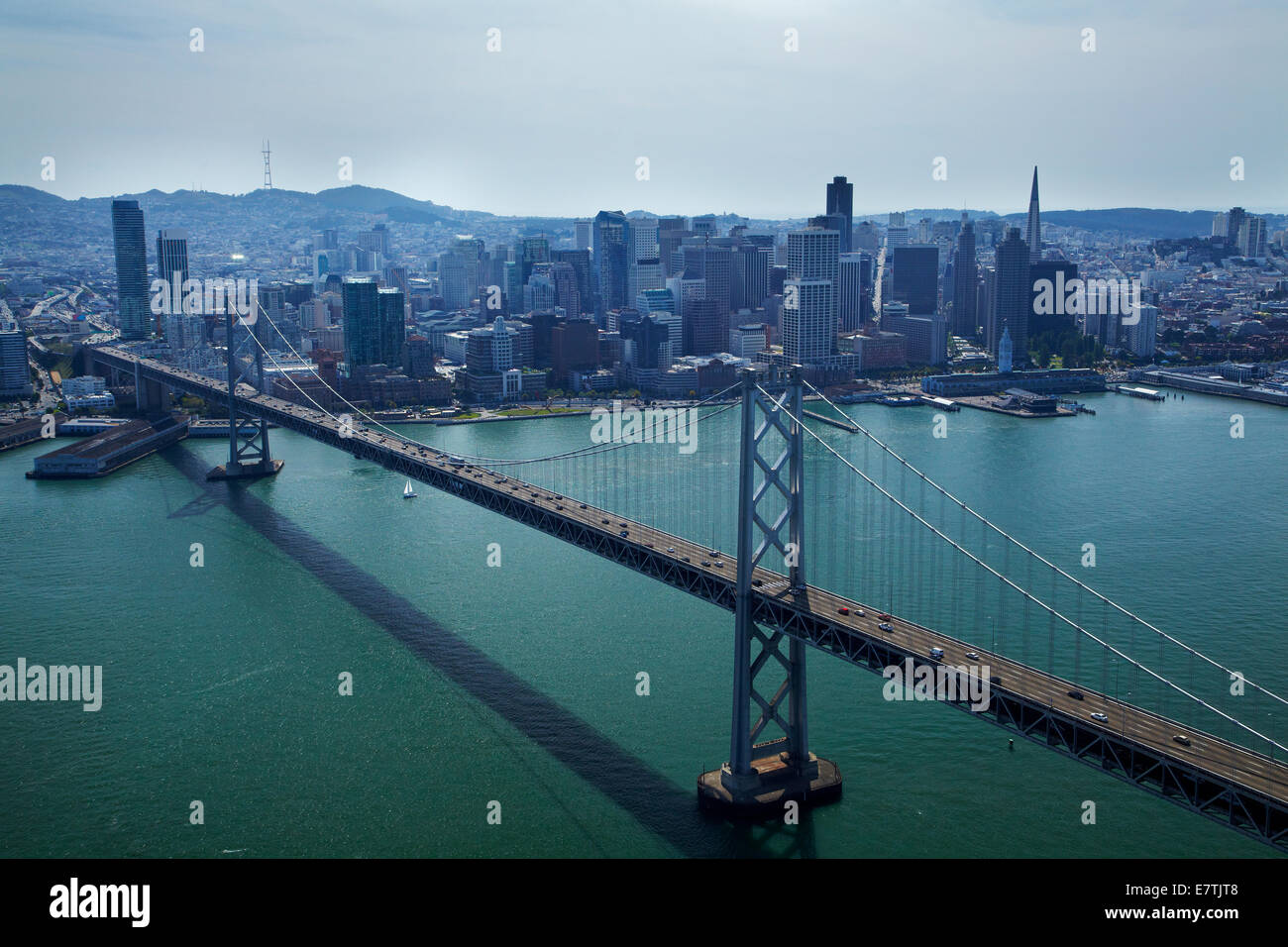 San Francisco - Oakland Bay Bridge (Puente de la Bahía), cruzando la bahía de San Francisco en el centro de San Francisco, California, EEUU - antena Foto de stock