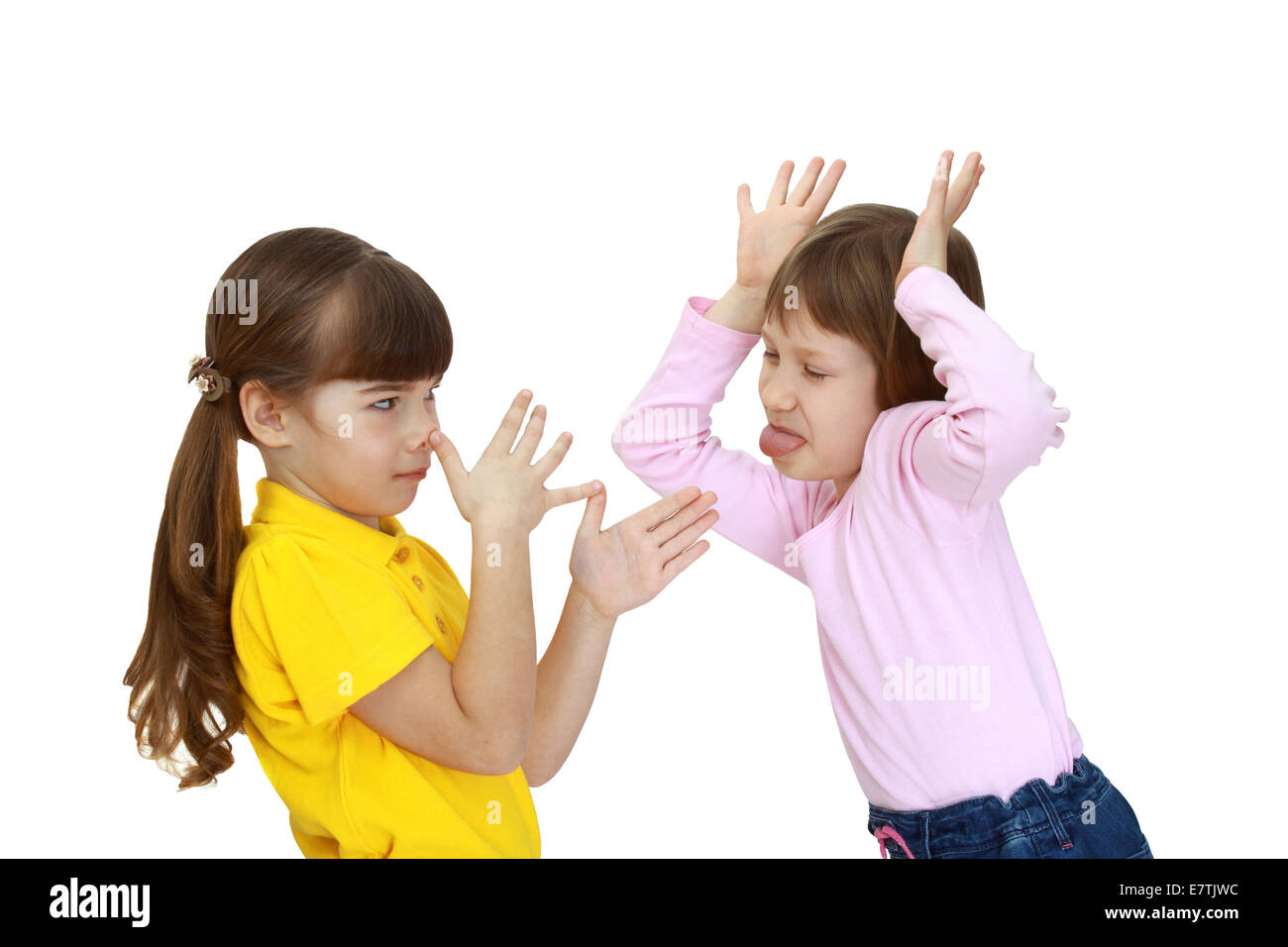 Las dos chicas se burlan recíprocamente aislado sobre fondo blanco. Foto de stock