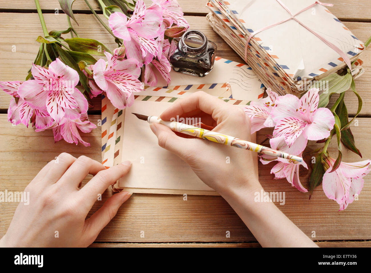 Mujer Escribiendo Una Carta Fotos e Imágenes de stock - Alamy