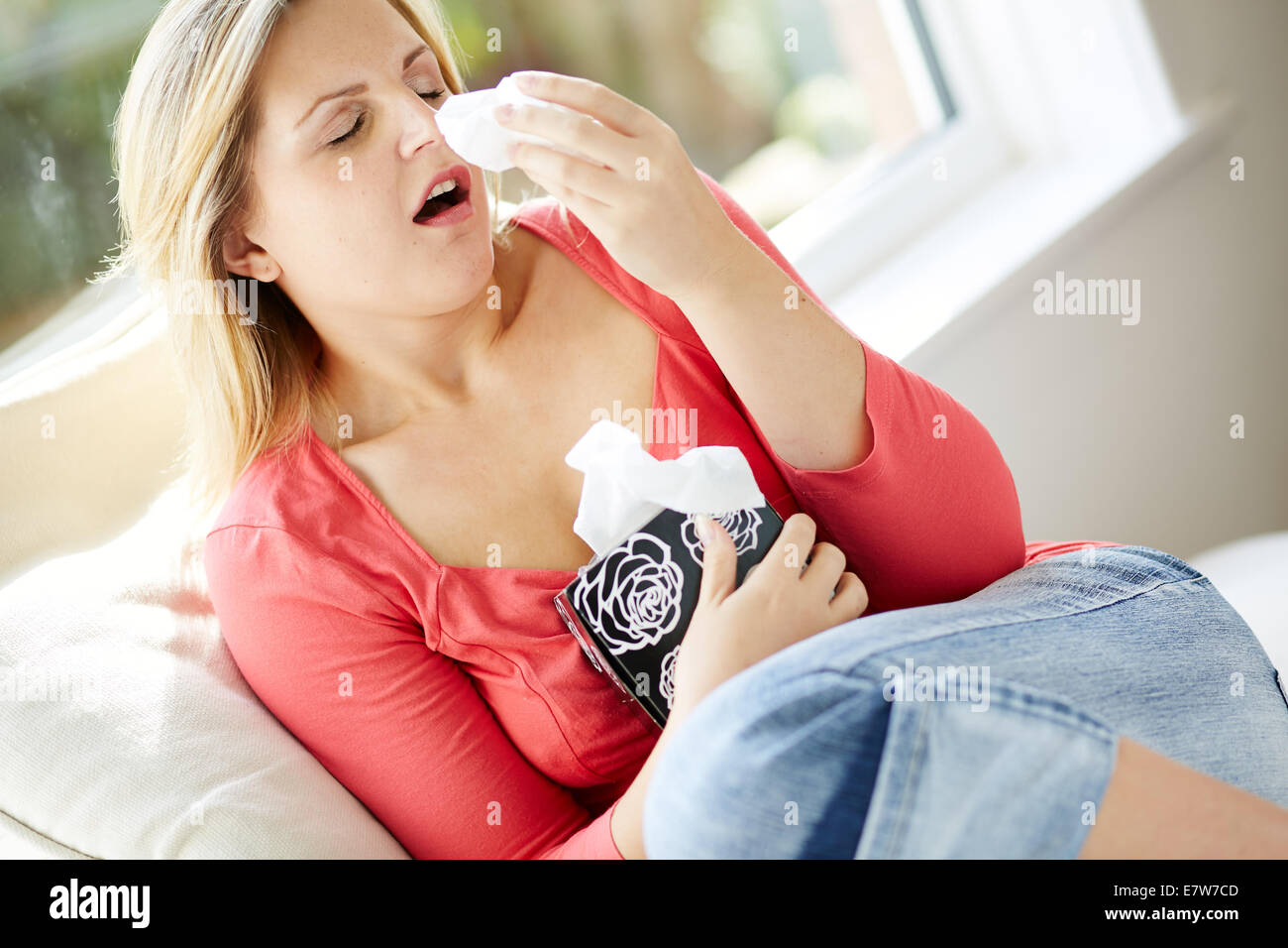 Mujer enferma con un resfriado Foto de stock