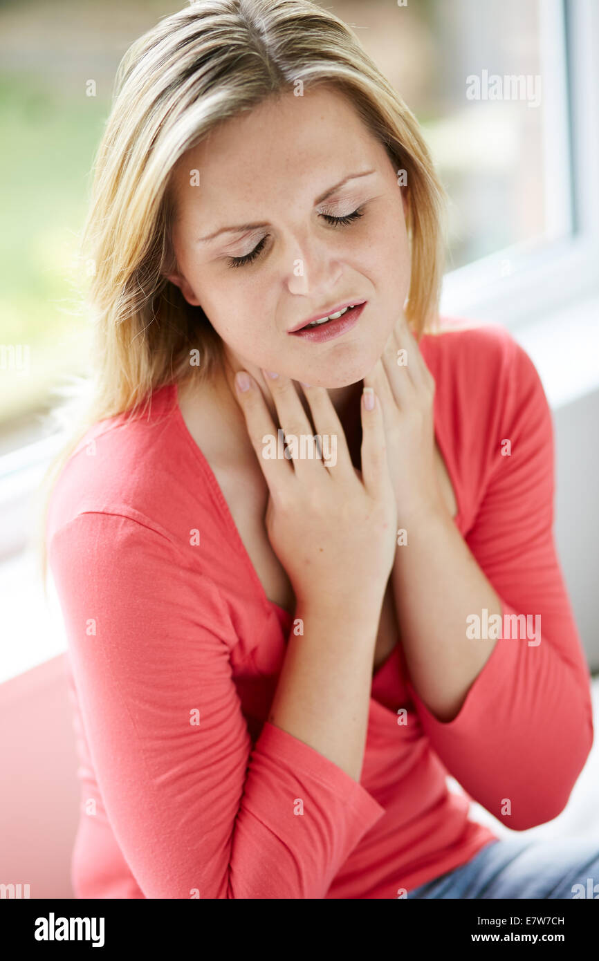 Mujer con dolor de garganta Foto de stock