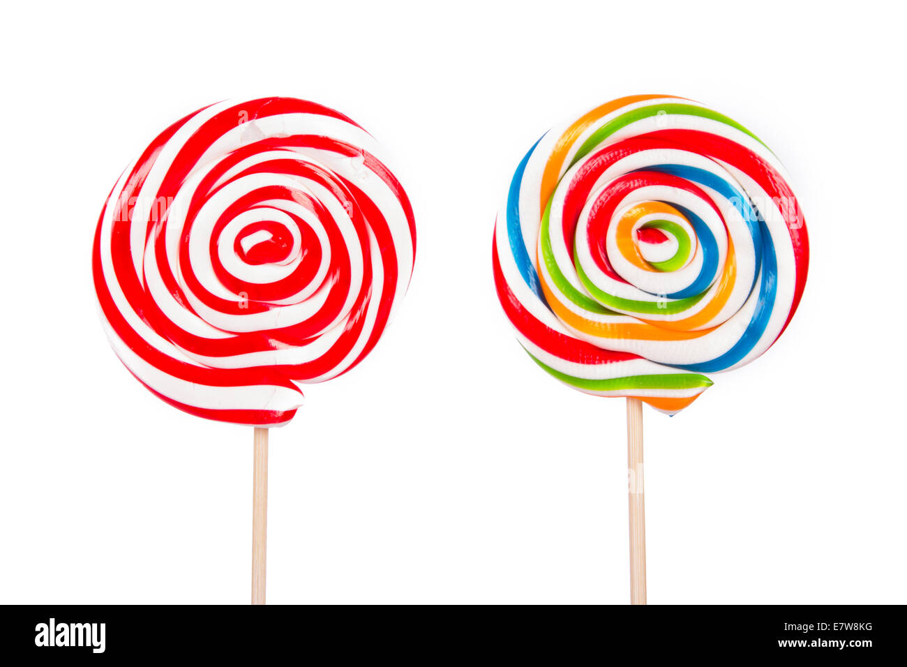 Espiral colorida lollipop caramelo en stick, aislado sobre fondo blanco. Foto de stock