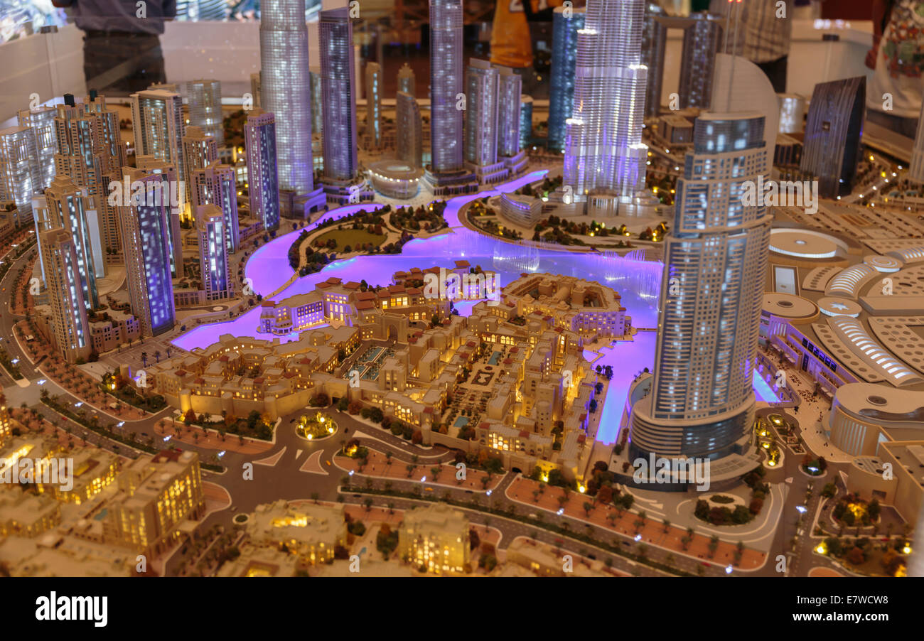 DUBAI, EMIRATOS ÁRABES UNIDOS - 31 de octubre de 2013: Presentación de la ciudad en luxuty Dubai Mall. En más de 12 millones de metros cuadrados, es la tienda más grande del mundo. Foto de stock