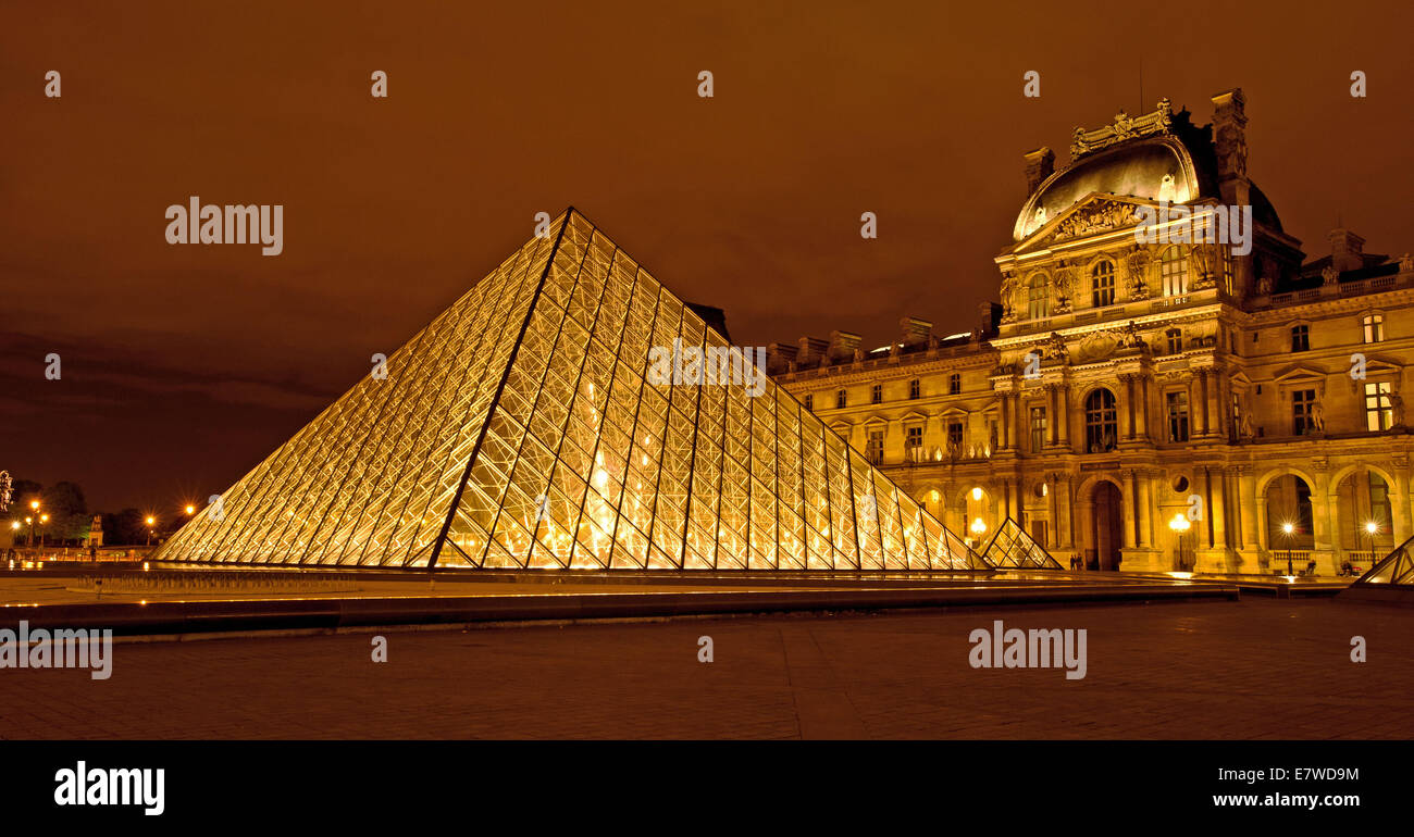 Vista de noche del museo del Louvre París Francia Foto de stock