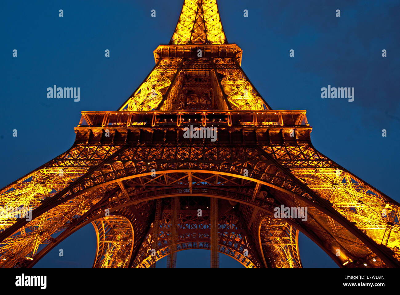 Por la noche la torre Eiffel París Francia Foto de stock