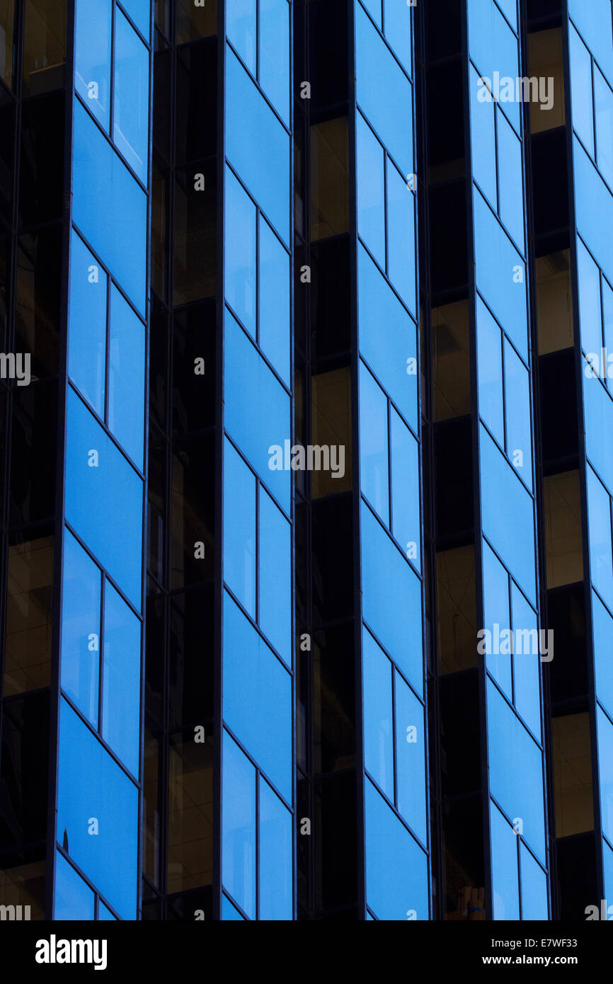 Reflejo en la fachada de edificios de oficinas en 425 California Street, San Francisco, California, EE.UU. Foto de stock