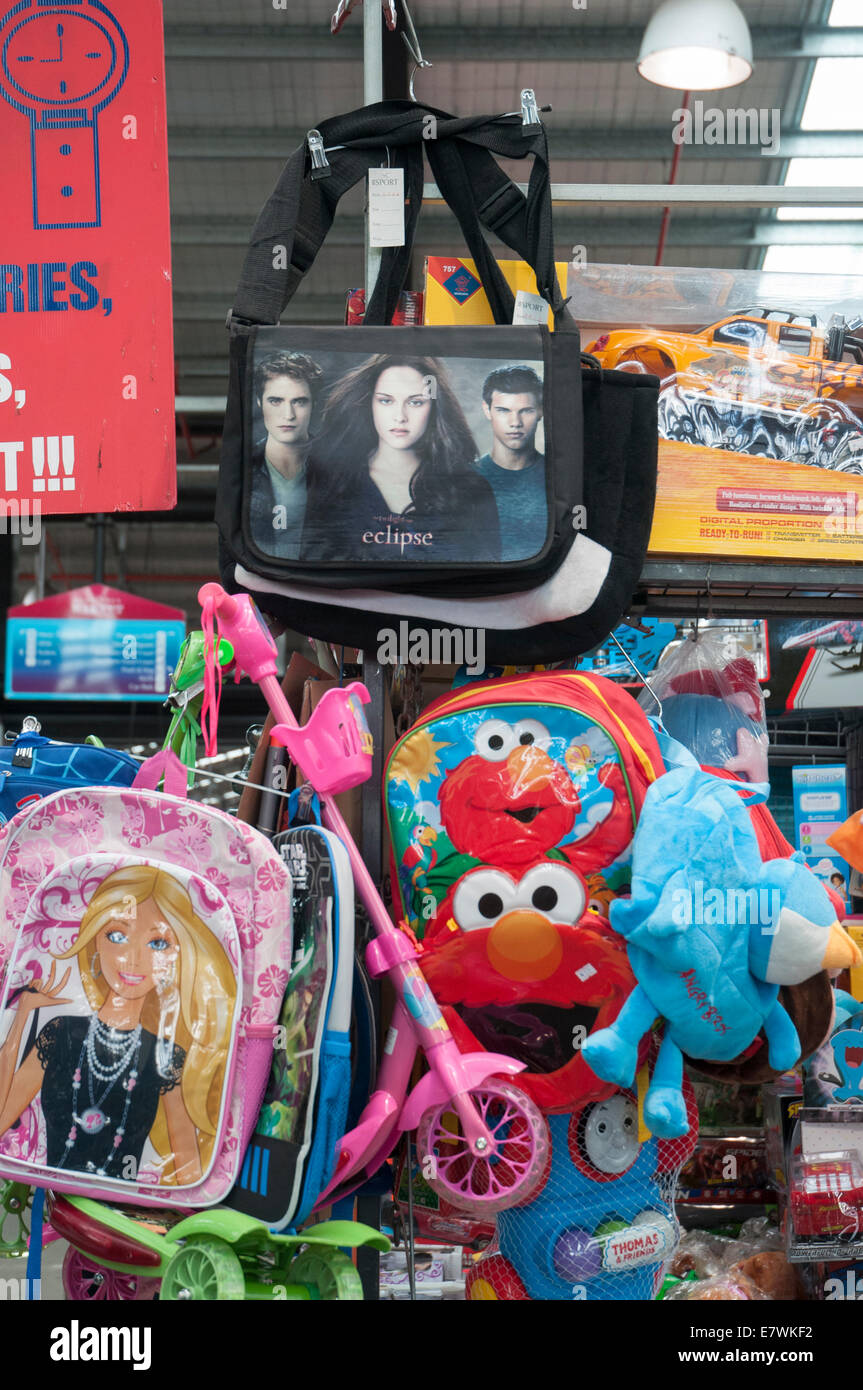 La cultura pop se refleja en la mercancía exhibida en un stand en el mercado de Dandenong, Melbourne, Australia Foto de stock