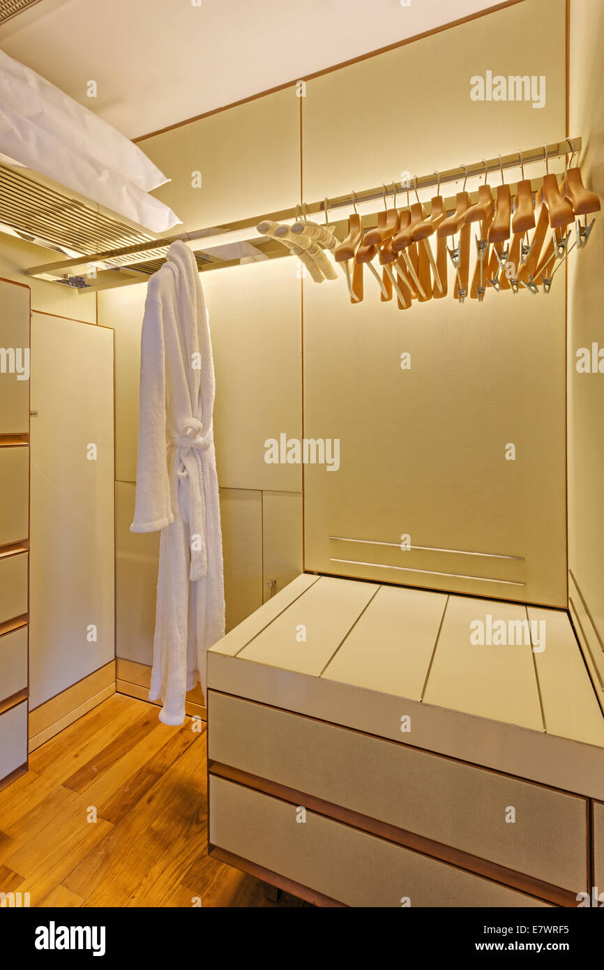 Limpiar vestidor interior Foto de stock