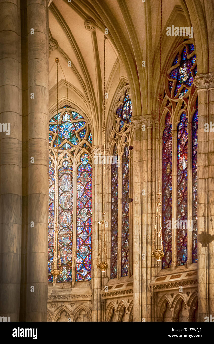 El impresionante interior ornamentado de estilo neo-gótico de la Catedral de San Patricio en Manhattan, Ciudad de Nueva York. Foto de stock