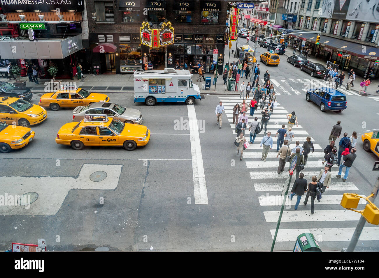 Los taxis en una intersección muy concurrida caminata de la plaza Times Square de Nueva York Foto de stock