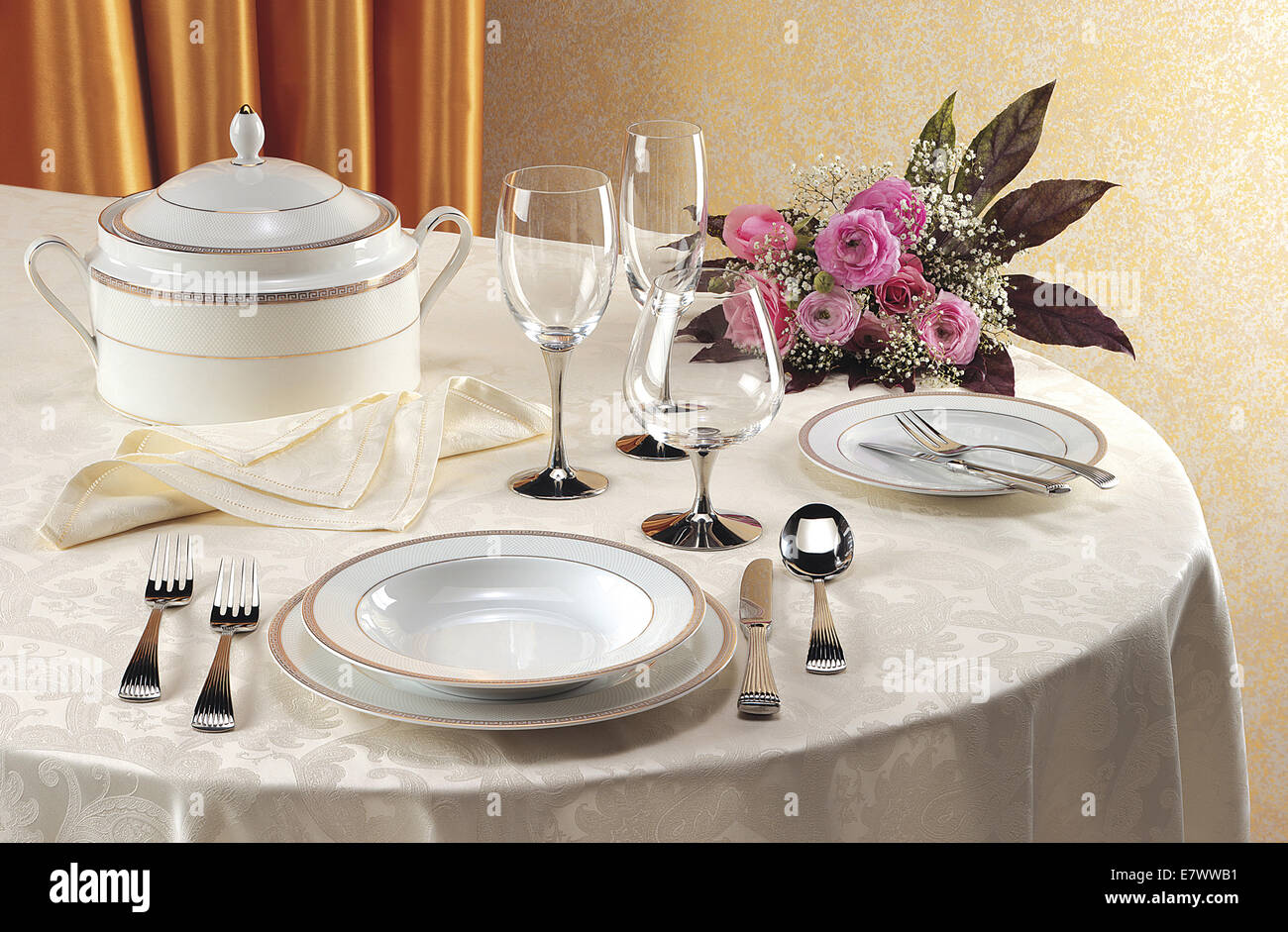 Mesa de comedor blanco con flores Foto de stock