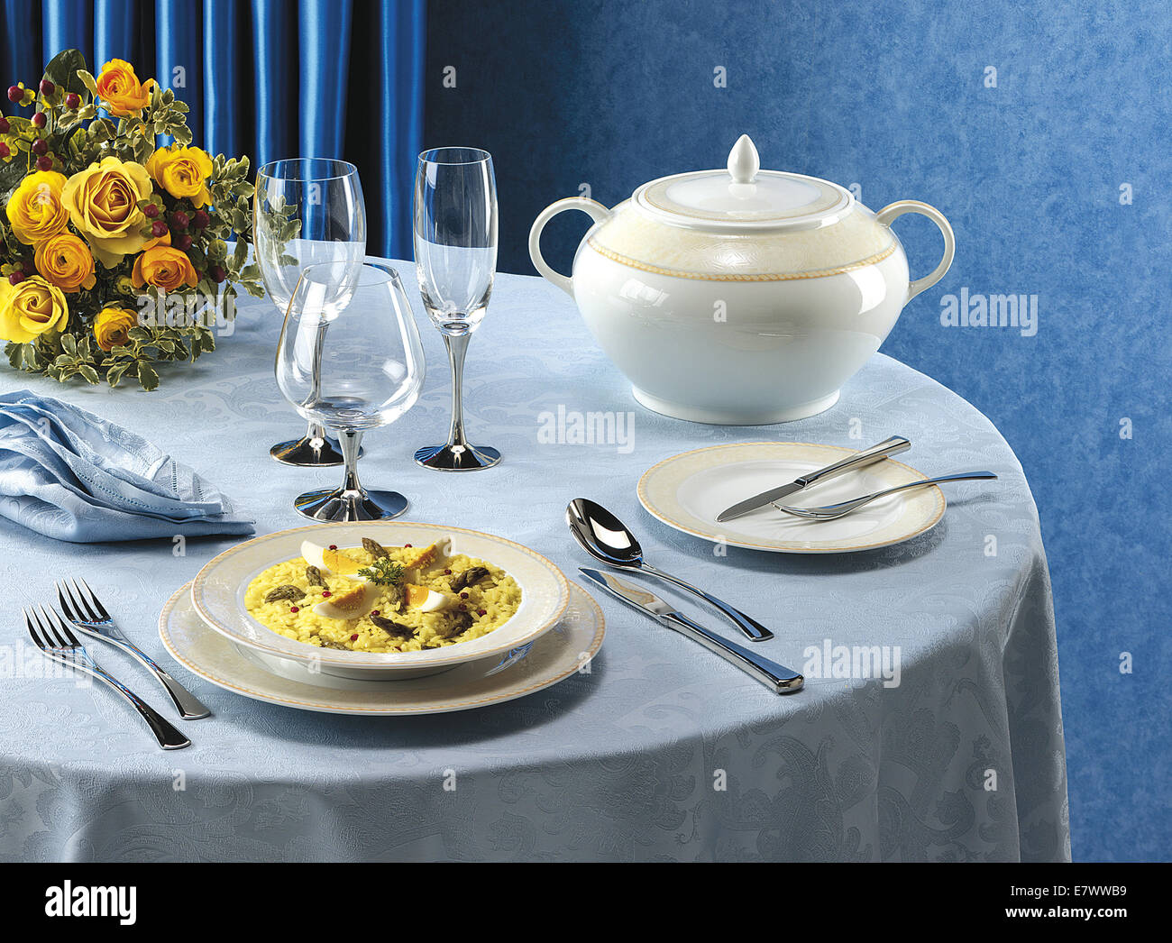 Mesa de comedor con comida azul y blanco Foto de stock