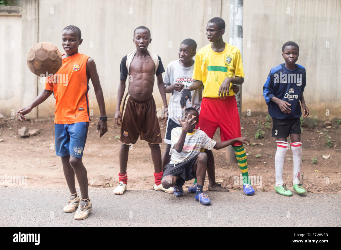 Grupo de niños jugando al fútbol en la calle en Accra Ghana Fotografía