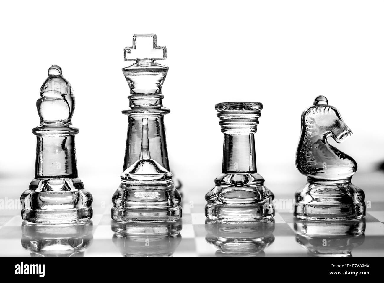 El obispo, el rey, la torre y el caballero piezas de ajedrez de cristal Foto de stock