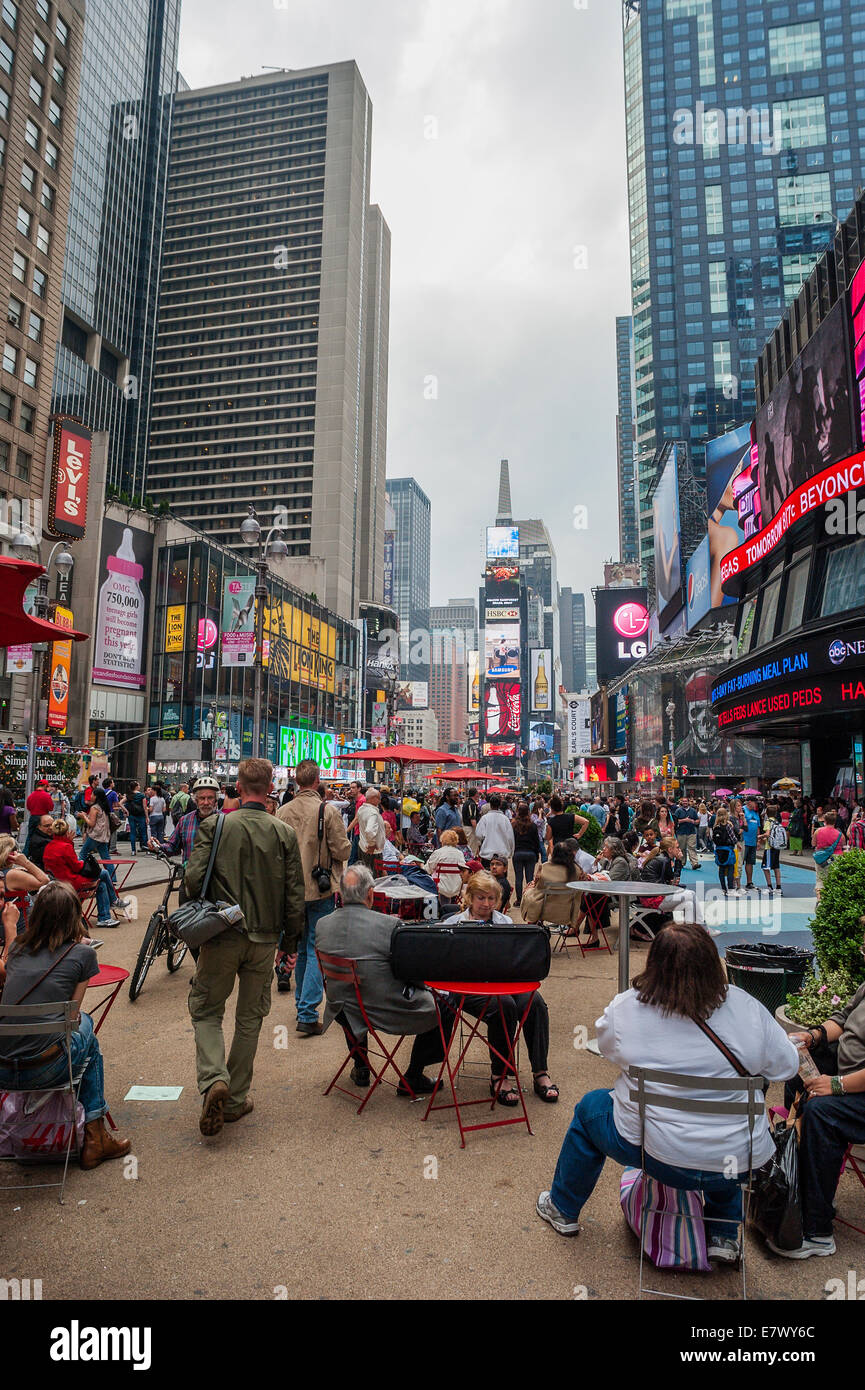 Los turistas en Times Square, Nueva York Foto de stock