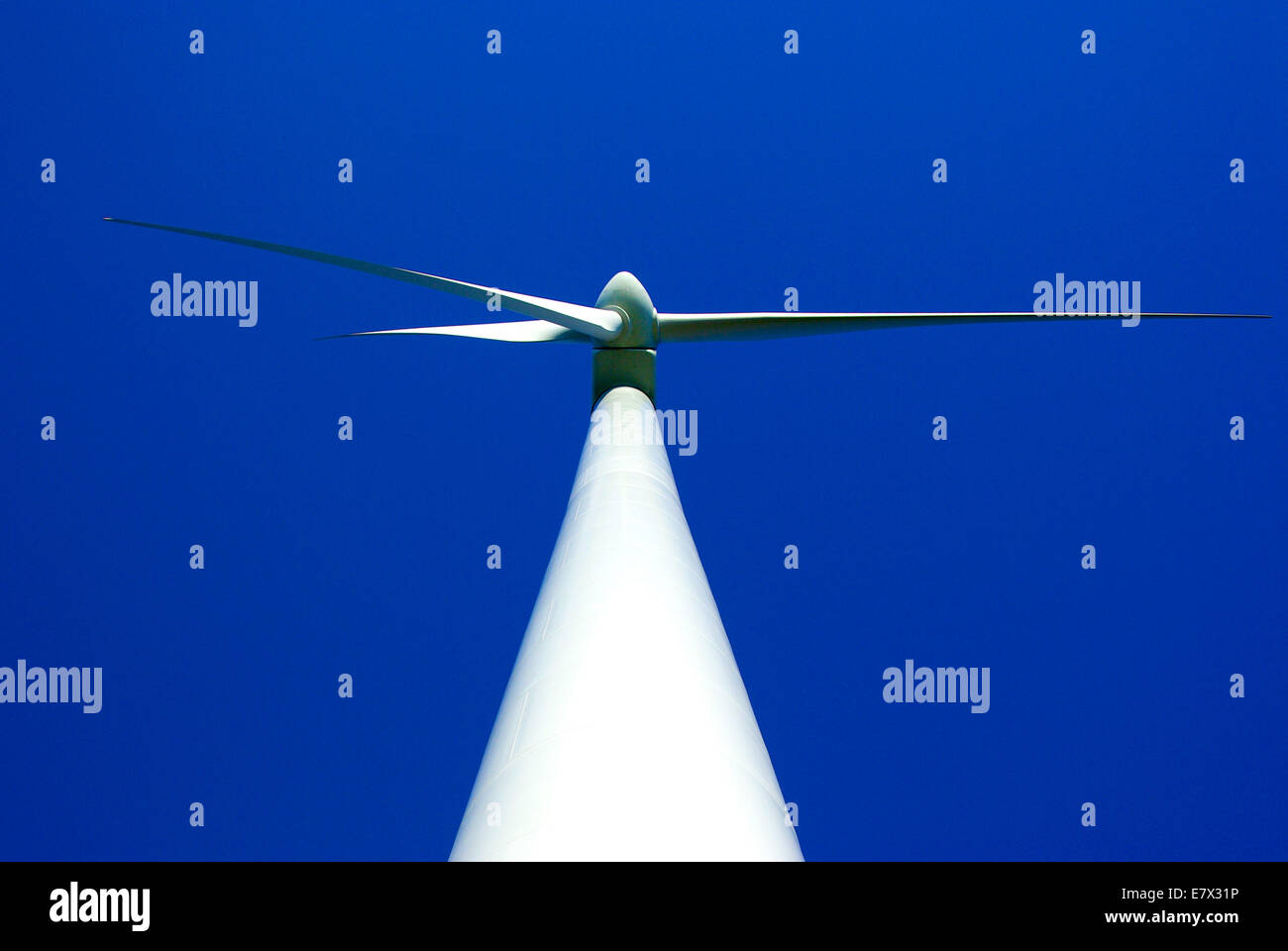 Turbina de viento en el cielo azul Foto de stock