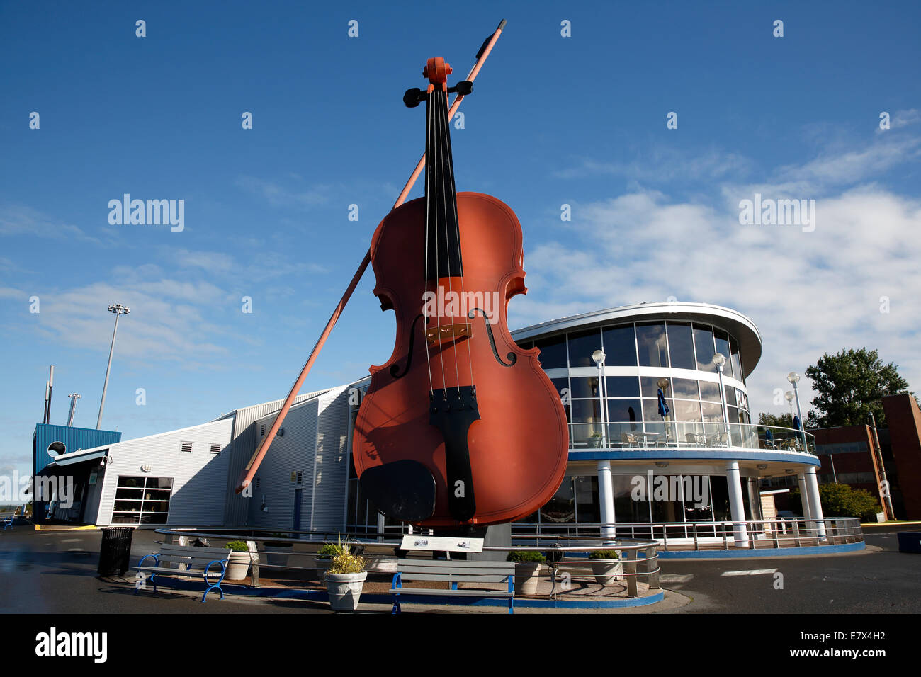 Violín gigante en la costanera, Sydney, Nova Scotia, Canadá Fotografía de  stock - Alamy
