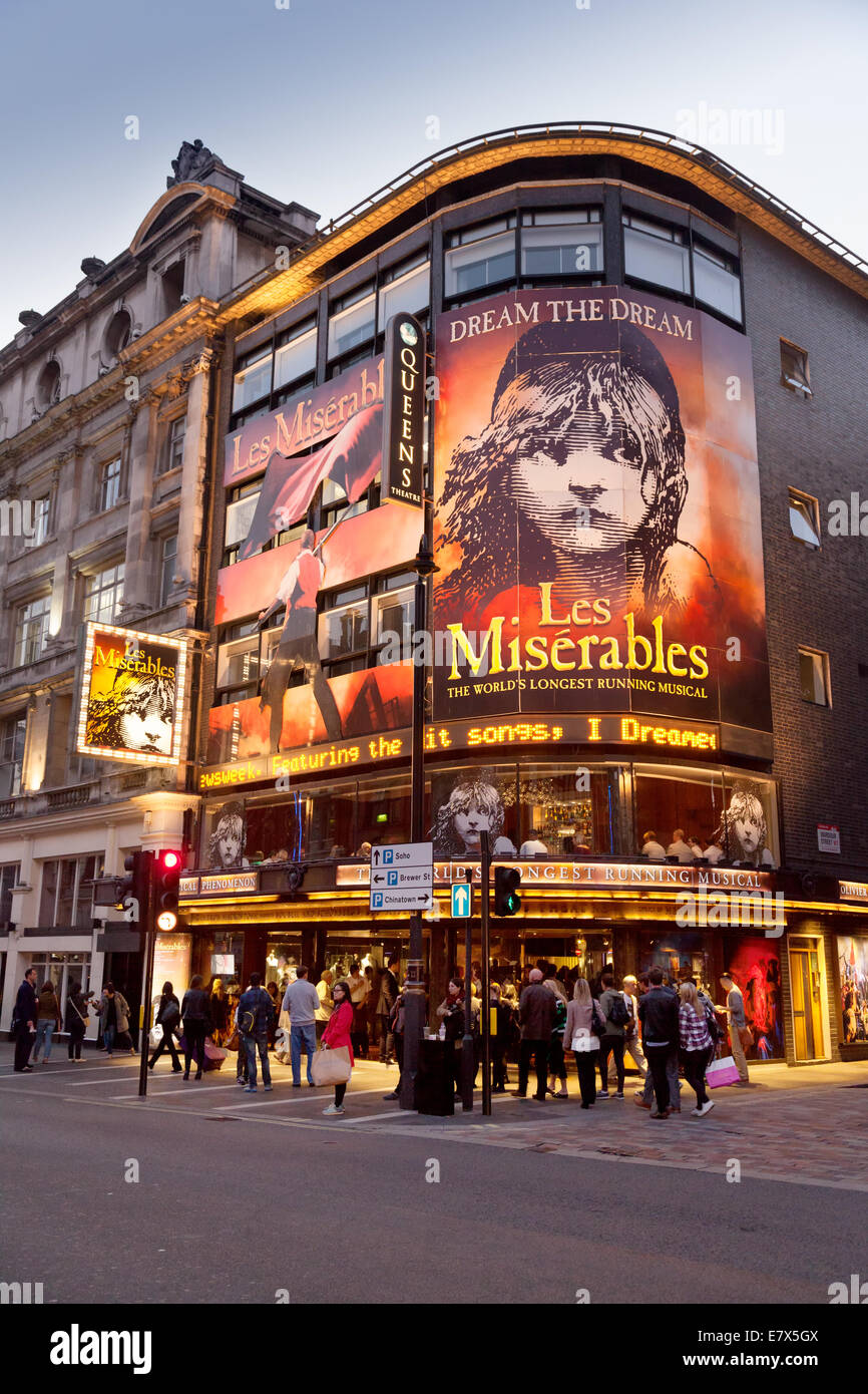 Vida nocturna en el teatro de Londres; el Queens Theatre, Shaftesbury Avenue London West End, muestra el espectáculo musical Les Miserables; Londres Reino Unido Foto de stock