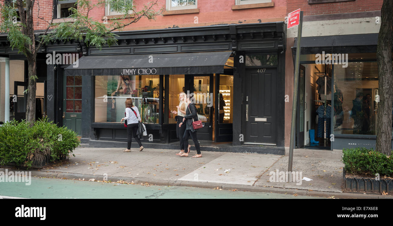Una tienda de zapatos Jimmy Choo en la moderna Bleecker Street en el Greenwich Village en Nueva York Foto de stock
