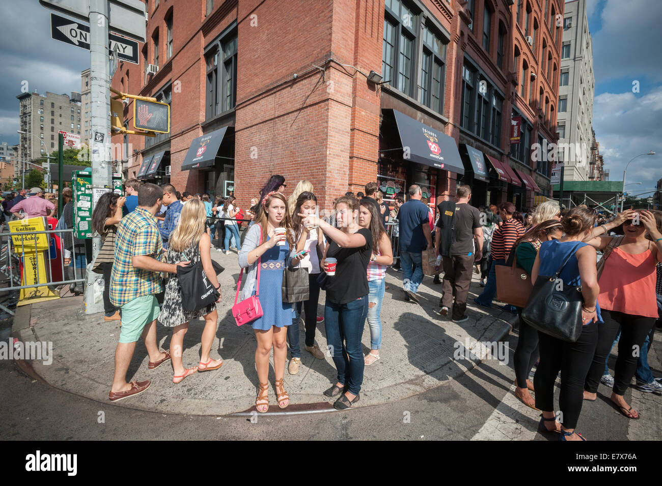 Líneas de fans rodear la Friends' Central Perk promoción emergente en el Soho en Nueva York Foto de stock