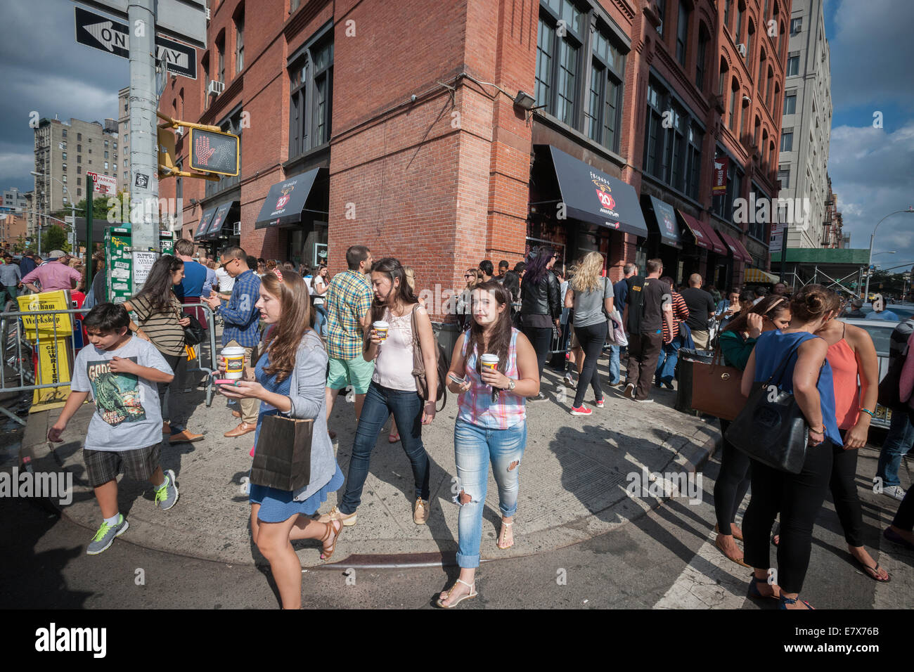 Líneas de fans rodear la Friends' Central Perk promoción emergente en el Soho en Nueva York Foto de stock