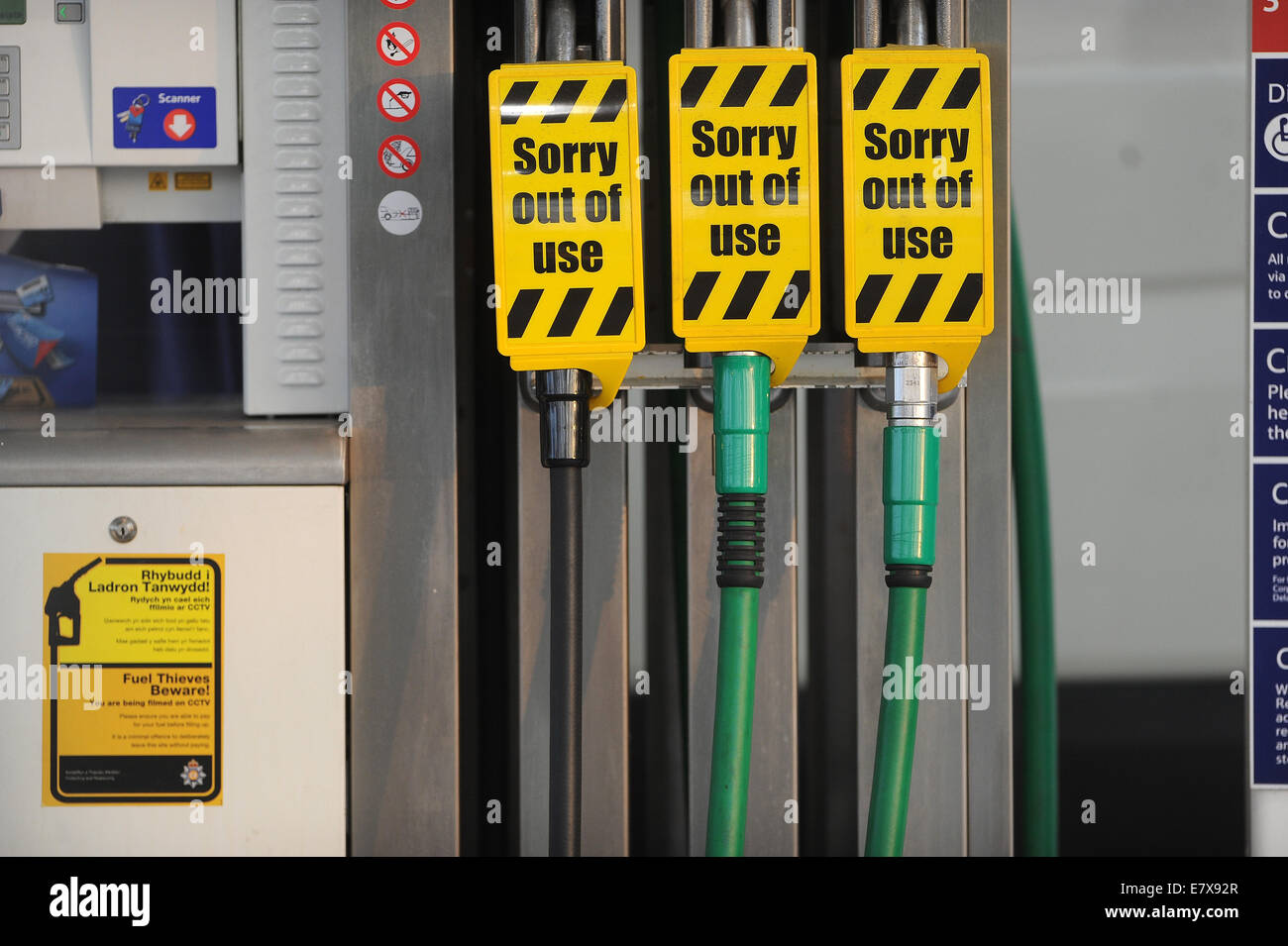 Las bombas de combustible en una gasolinera de gasolina que se ha quedado fuera de la gasolina y el diesel durante una escasez de combustible. Foto de stock