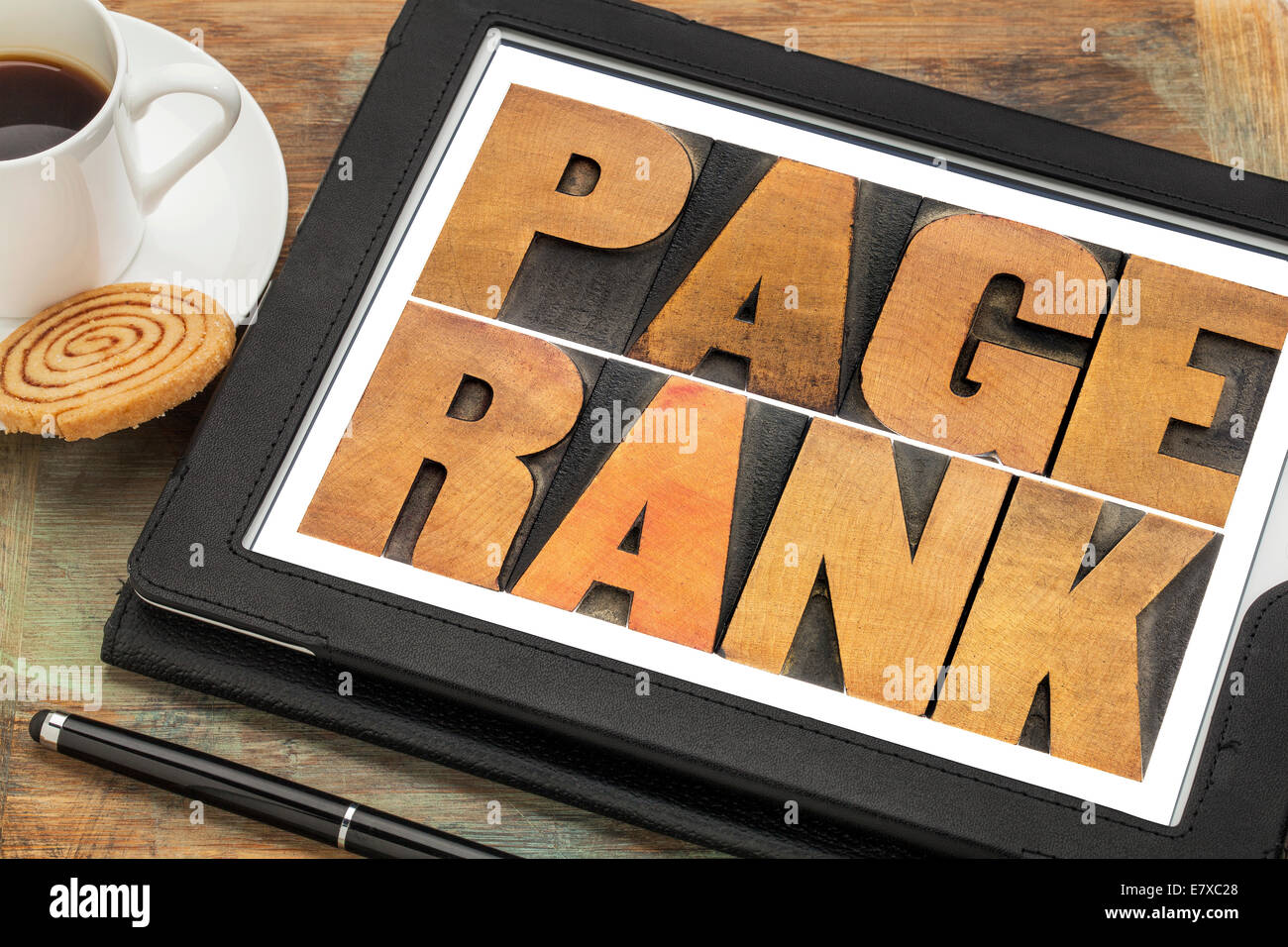Page Rank - Texto en tipografía vintage tipo de madera en una tableta digital - Internet y SEO concepto Foto de stock