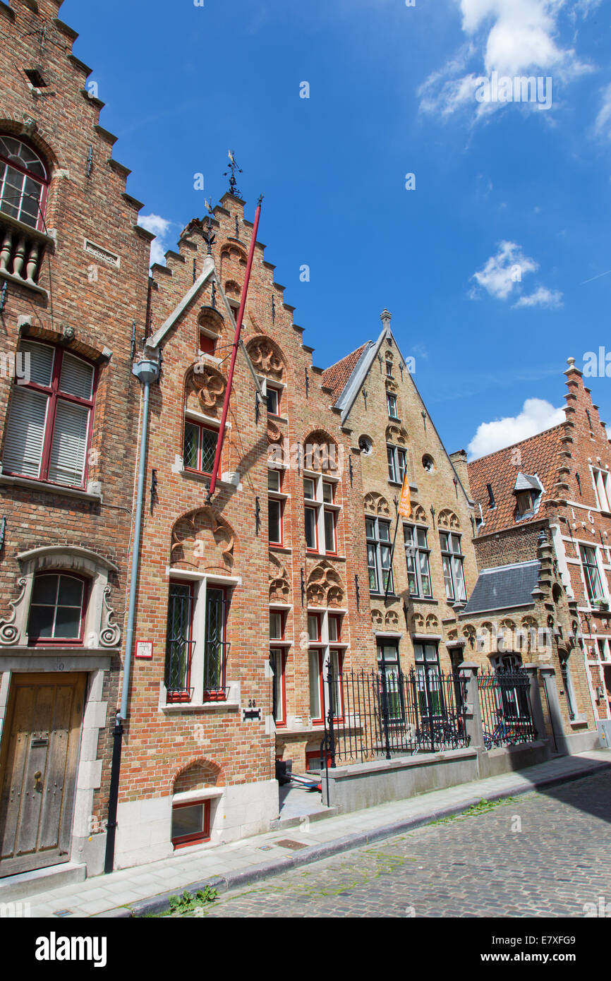 Brujas, Bélgica - Junio 12, 2014: casa de ladrillo Typicaly Moerstraat street Foto de stock