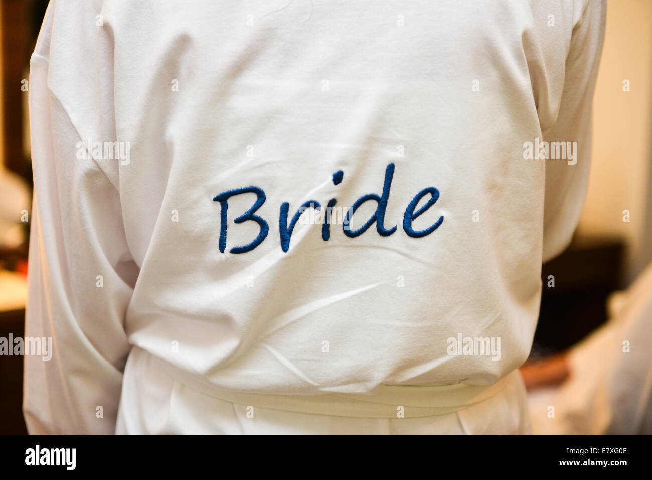Novia en su bata en la mañana de su boda este tiene la palabra novia cosido en la parte posterior del vestido Foto de stock