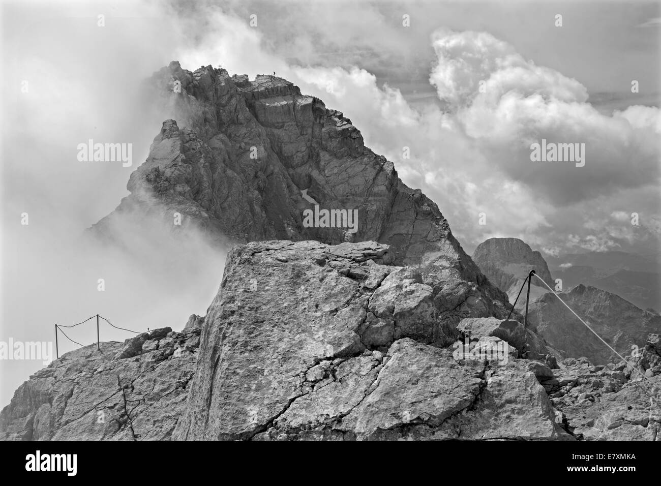 Alpes - Pico Watzmann (2713) en la nube de la cumbre de Hocheck (2651). Foto de stock