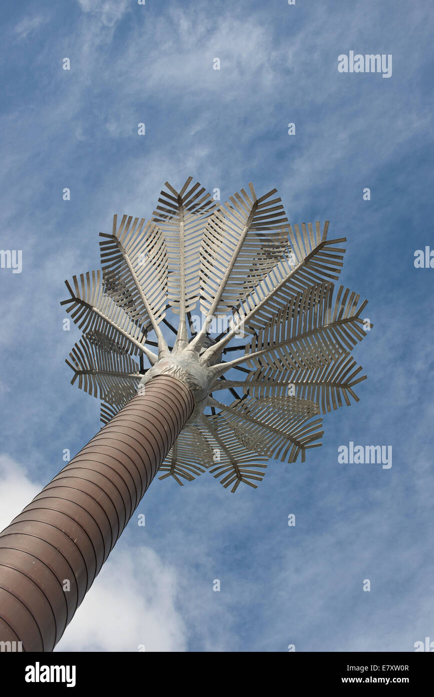 Palma escultura vertical signo en Av.de Gabriel Roca con palmeras