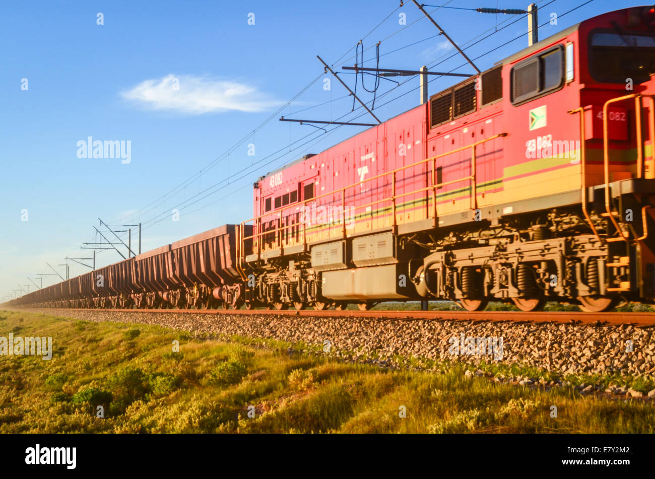 Vacía (Spoornet Transnet) Tren de mineral de hierro que regresan de la Saldanha ás terminal a la mina Sishen (Kathu) en Sudáfrica Foto de stock