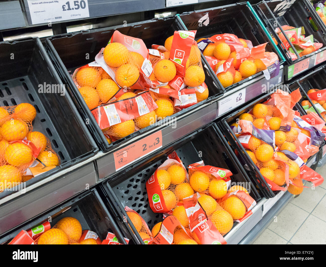 Las naranjas para la venta en un supermercado, UK Foto de stock