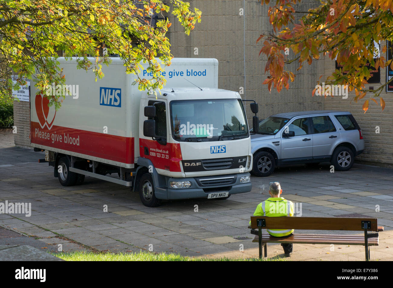 Rojo y blanco y Trasplante de Sangre del NHS servicio camión estacionado en el aparcamiento fuera de un centro de donación - Bingley, West Yorkshire, Inglaterra, Reino Unido. Foto de stock