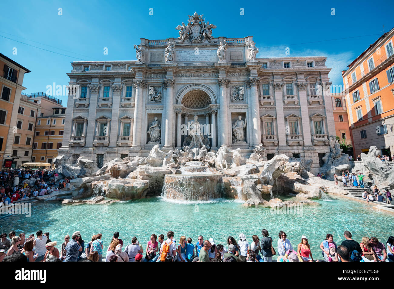 Fontana de Trevi con multitud de turistas. Foto de stock