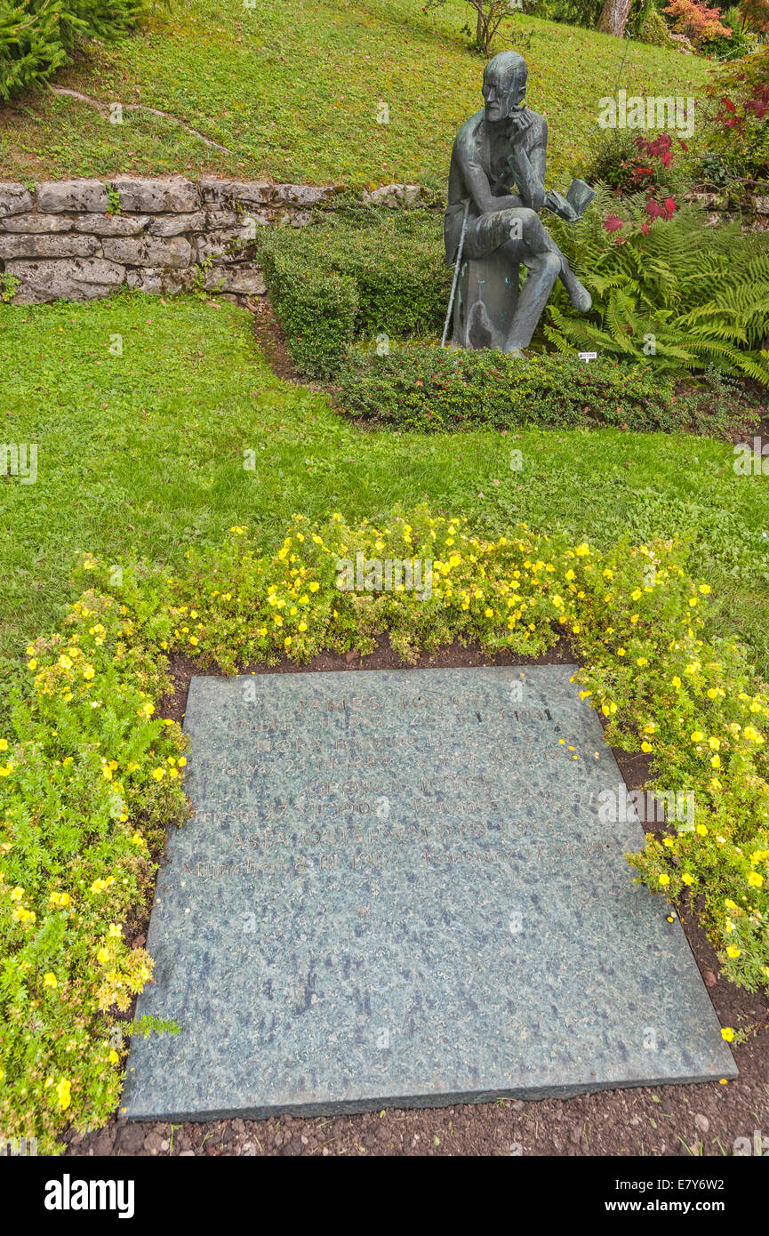 La tumba del escritor irlandés James Joyce, en el cementerio de ...