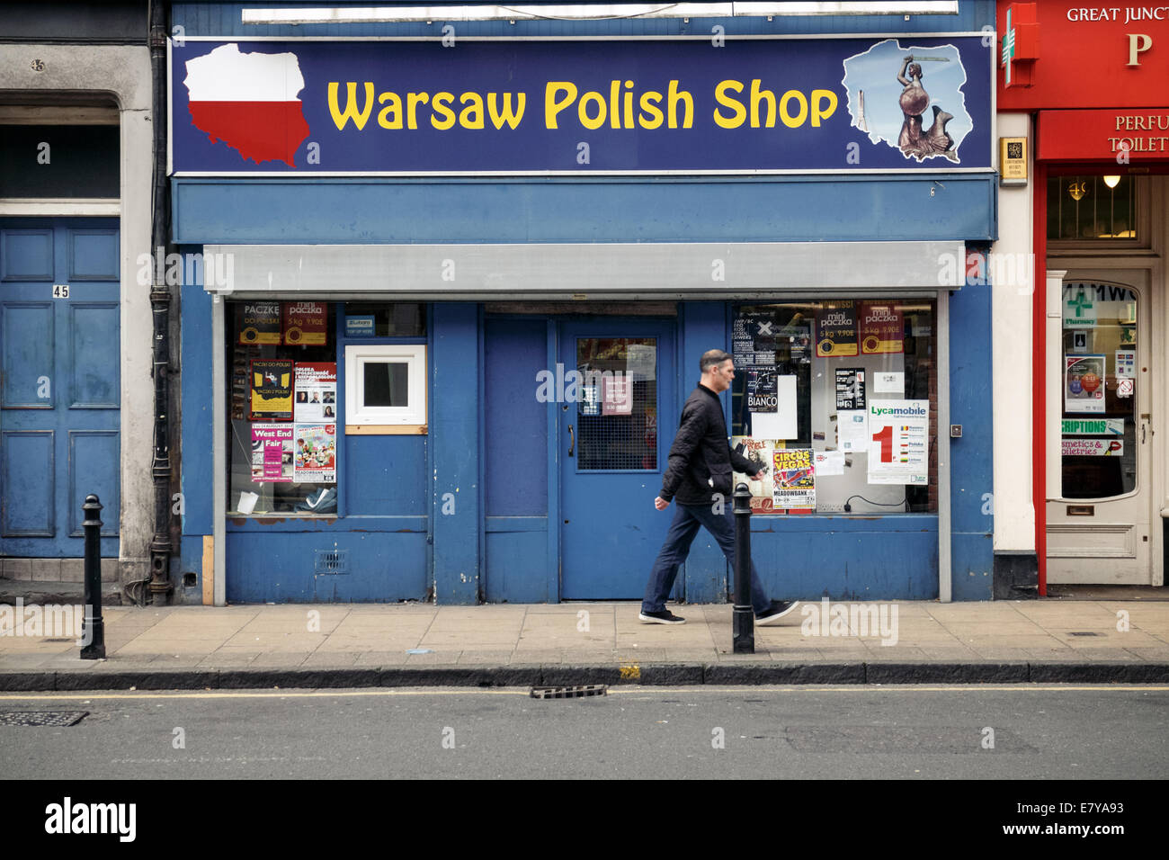 Hombre caminando pasado tienda polaca de Varsovia en Leith, Edimburgo Foto de stock